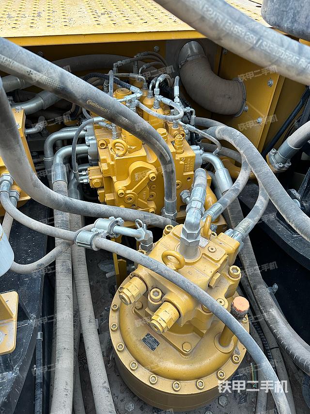 回转马达和主控阀（整机外观）