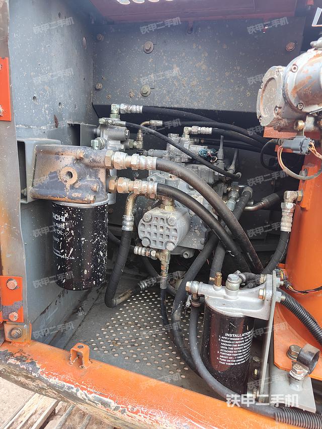 液压泵舱室正面整体（整机外观）