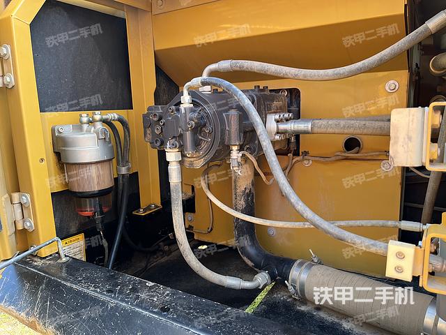 液压泵舱室正面整体（整机外观）