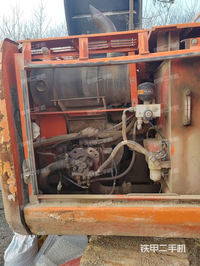 液压泵舱室正面整体（整机外观）