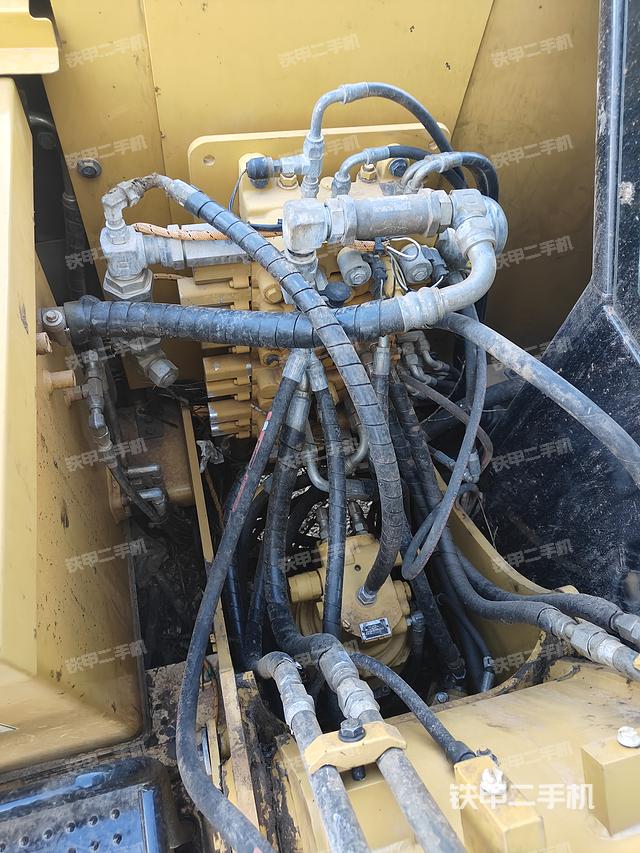 回转马达和主控阀（整机外观）