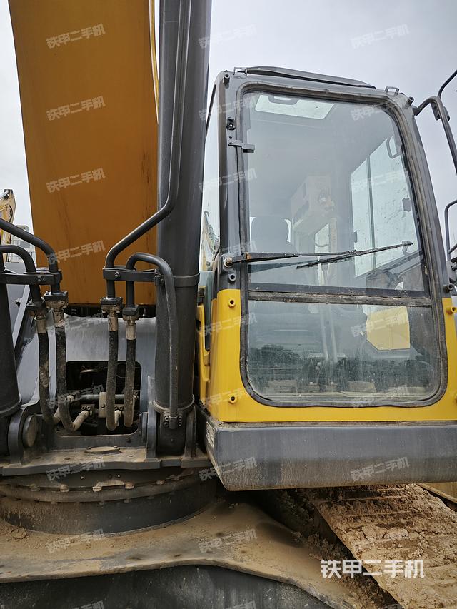 驾驶室顶部（整机外观）