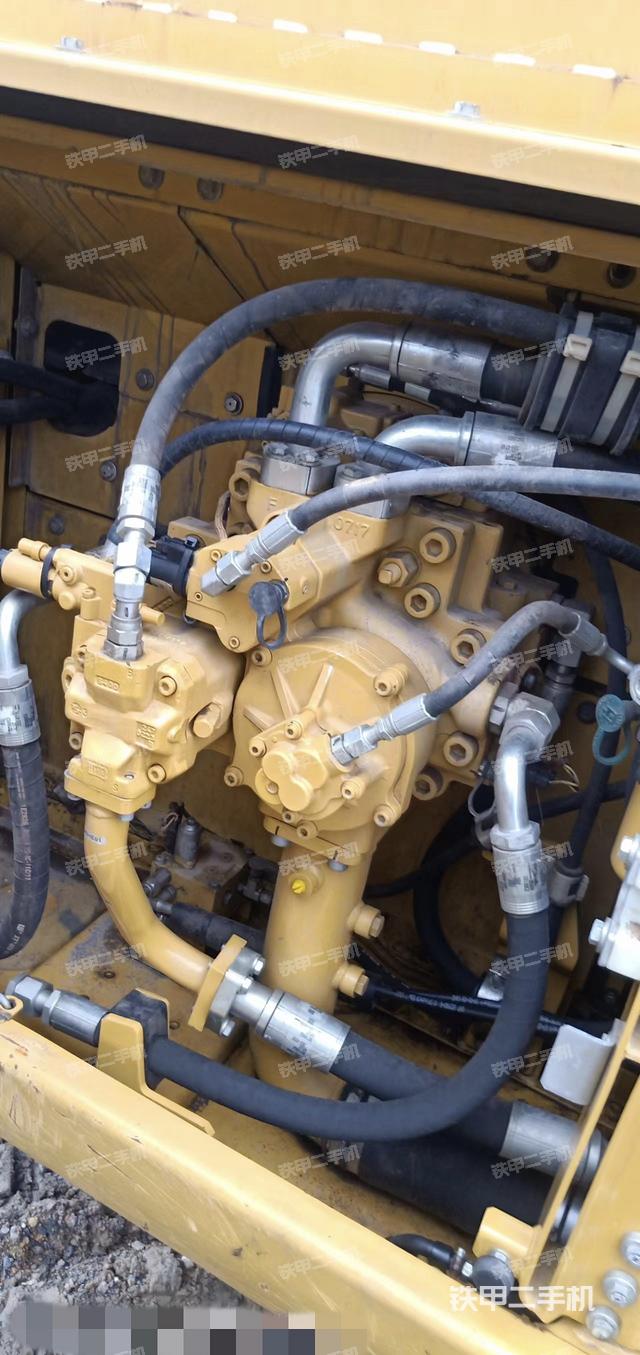 液压泵舱室正面整体（整机外观）