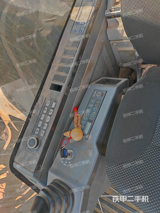 座椅右側(cè)控制臺(tái)/鑰匙門(mén)/油門(mén)/含右手柄（駕駛室部分）