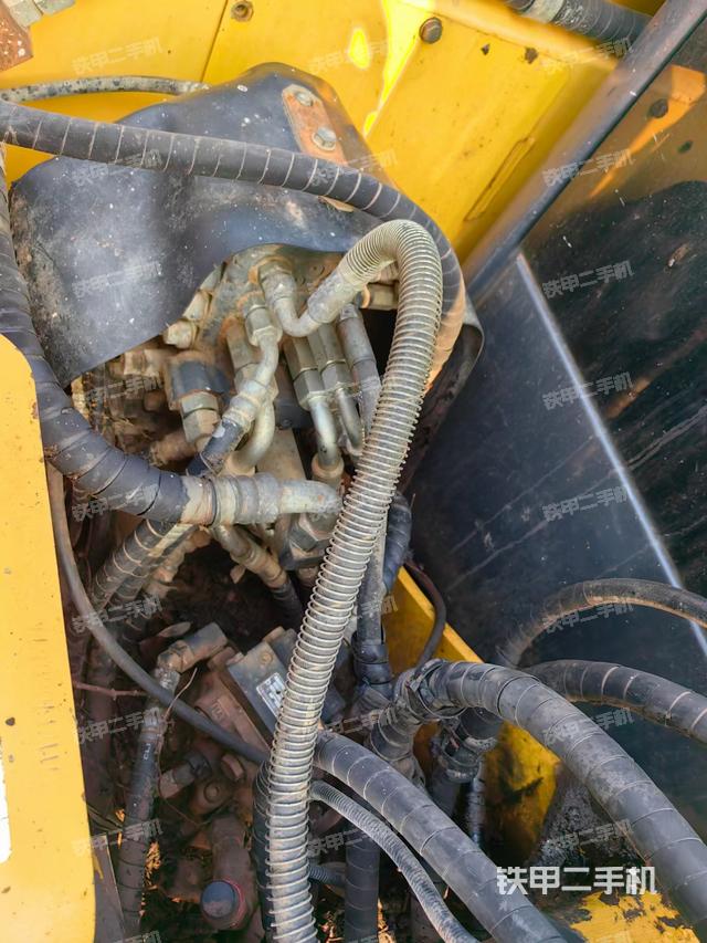 回转马达和主控阀（整机外观）