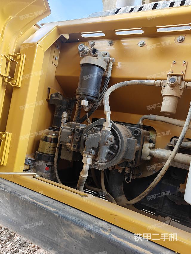 液压泵舱室正面整体（整机外观）