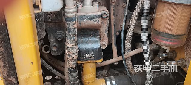 液压泵舱室正面整体（整机外观）