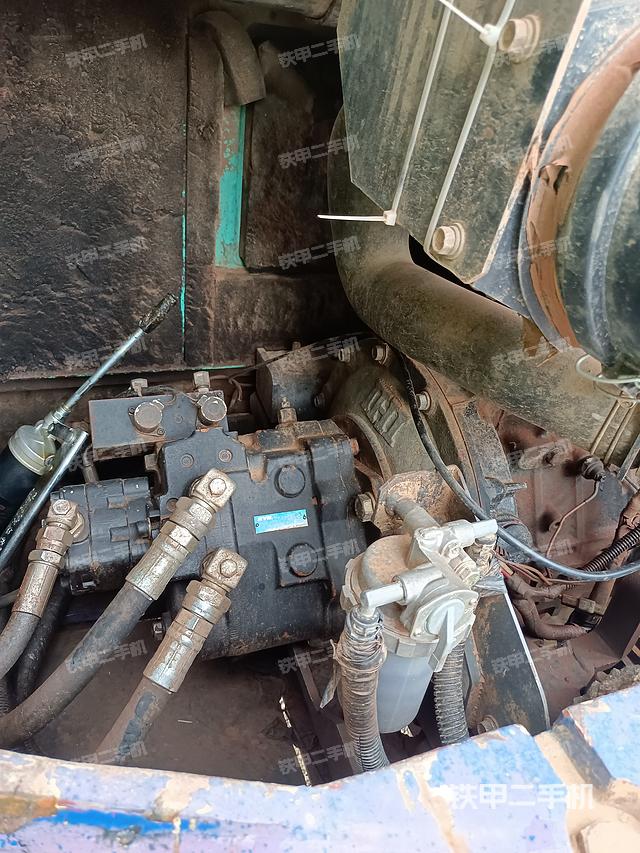 液压泵舱室正面整体（整机外观）