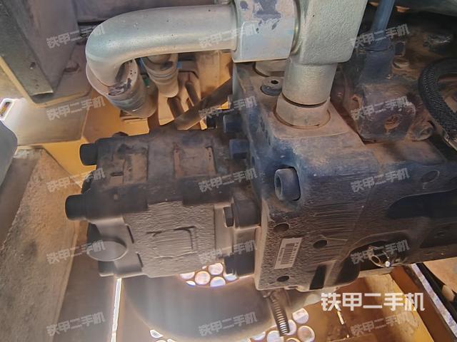 液压泵舱室正面整体（整机外观）