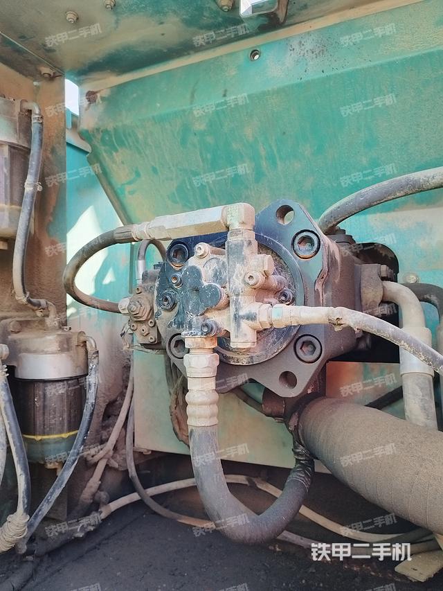 液压泵舱室正面整体（整机外观）