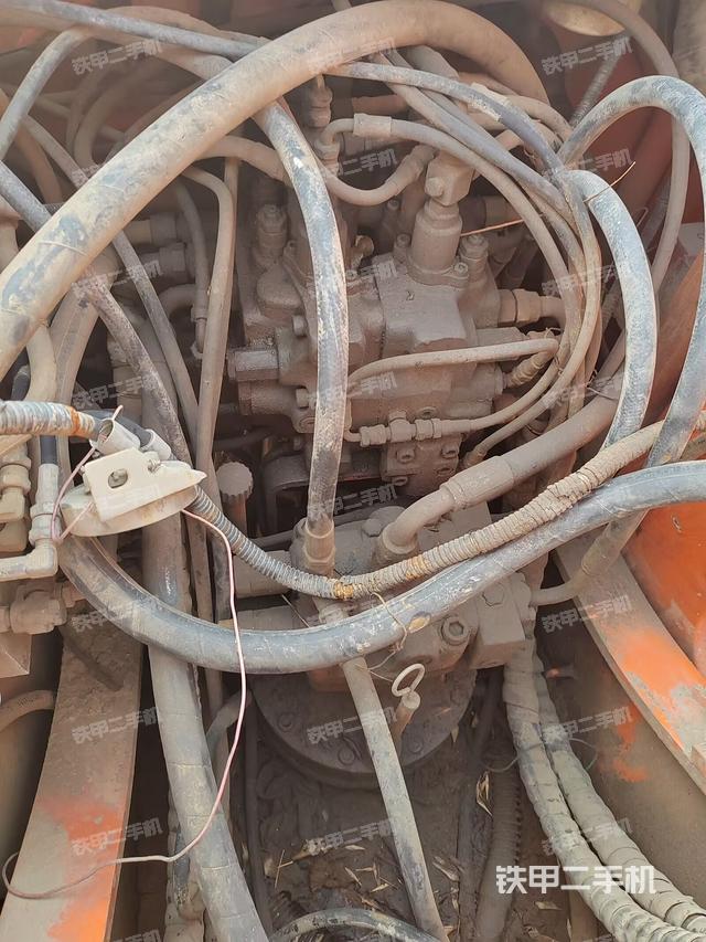 回转马达和主控阀（整机外观）