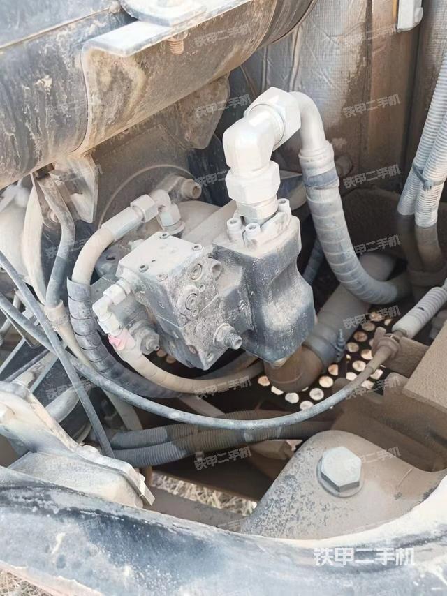 液压泵舱室正面整体（整机外观）