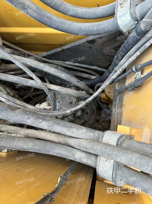 回转马达和主控阀（整机外观）