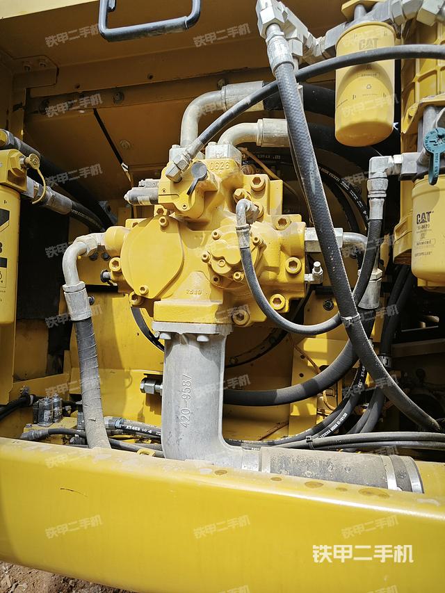 液压泵舱室正面整体（整机外观）