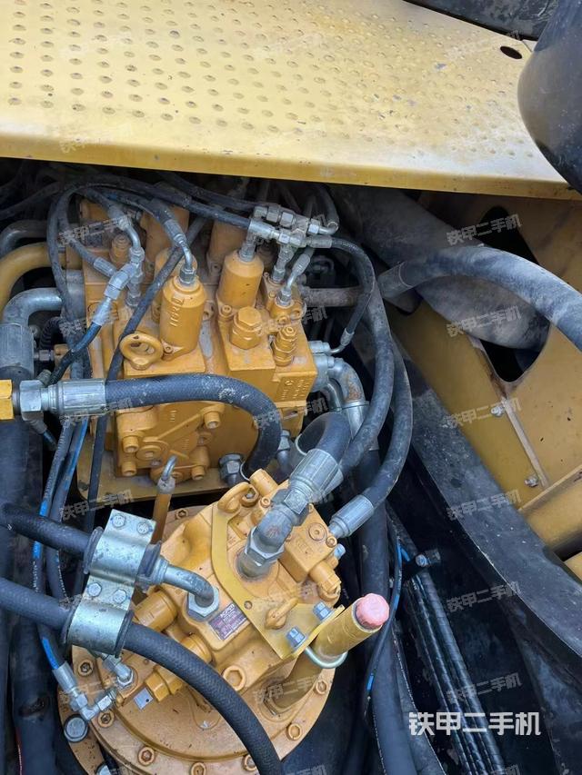 回转马达和主控阀（整机外观）