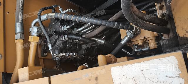 回转马达和主控阀（整机外观）