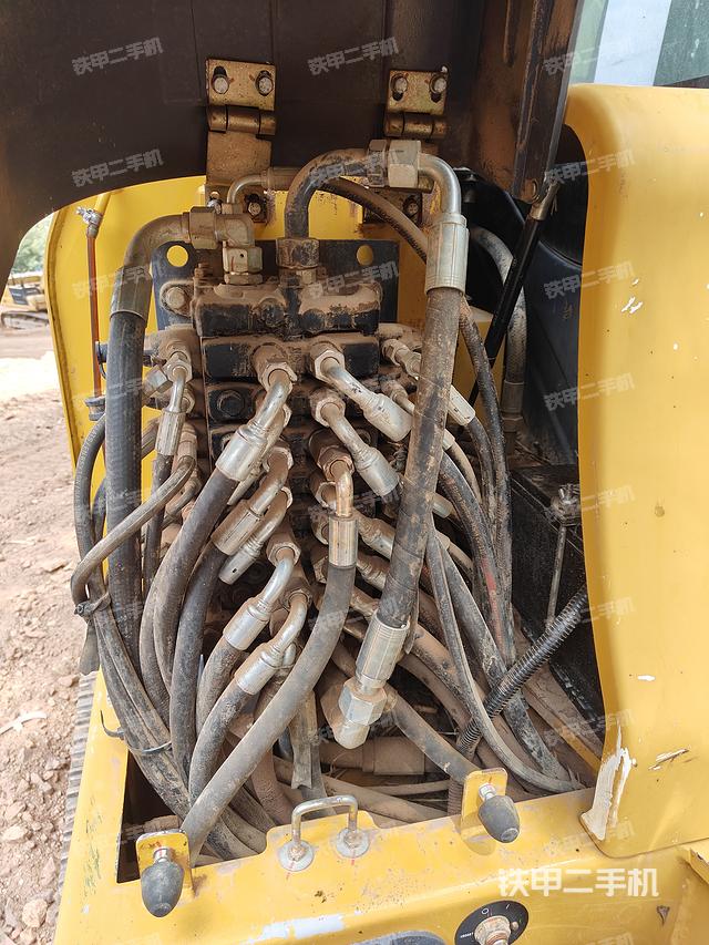 回转马达和主控阀（整机外观）