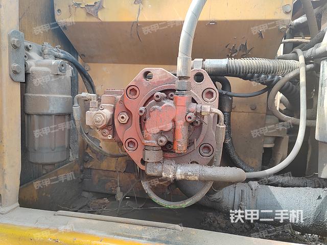 液压泵舱室正面整体（整机外观）