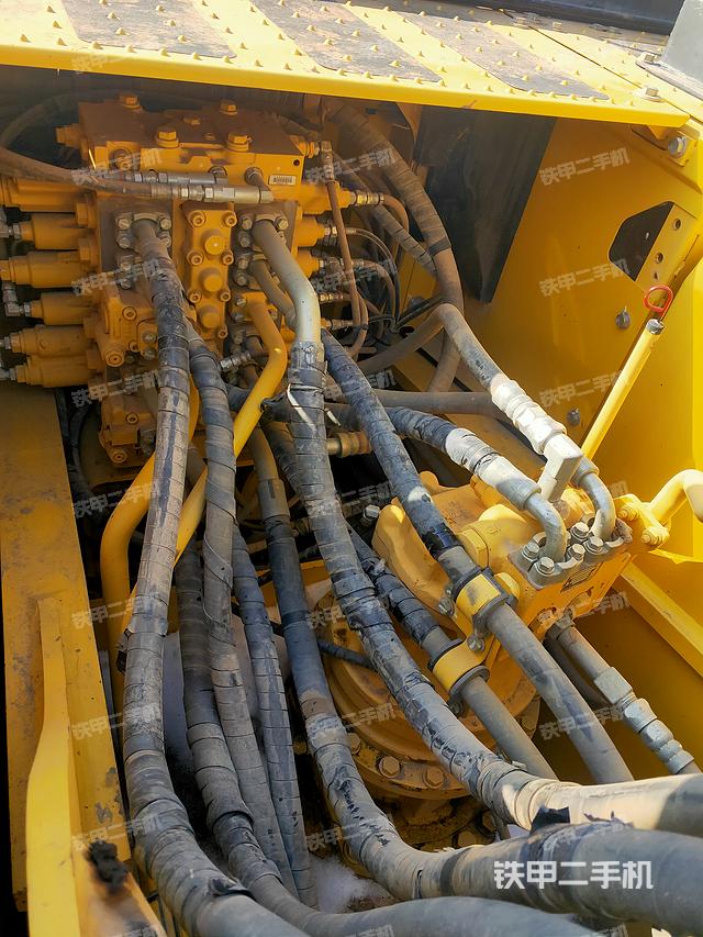 回转马达和主控阀（整机外观）