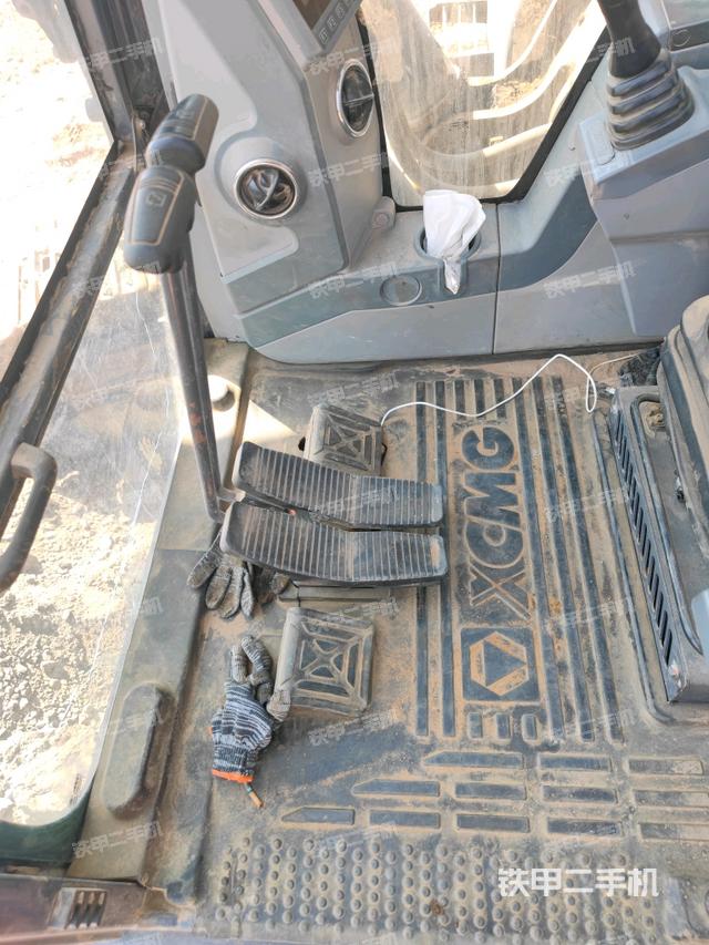 行走控制手柄和踏板?俯拍（駕駛室部分）