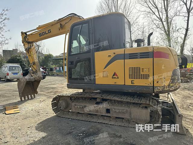 山东临工E675F挖掘机