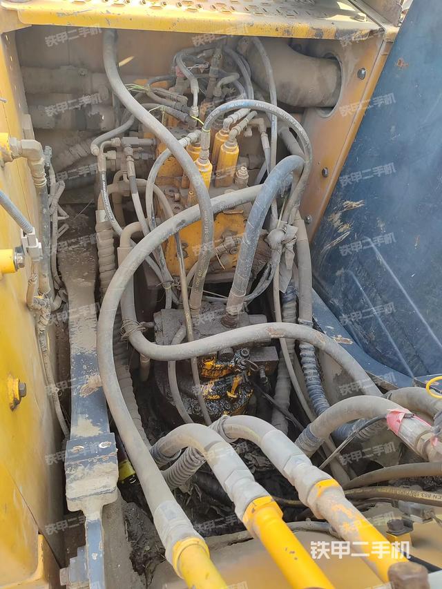 回转马达和主控阀（整机外观）