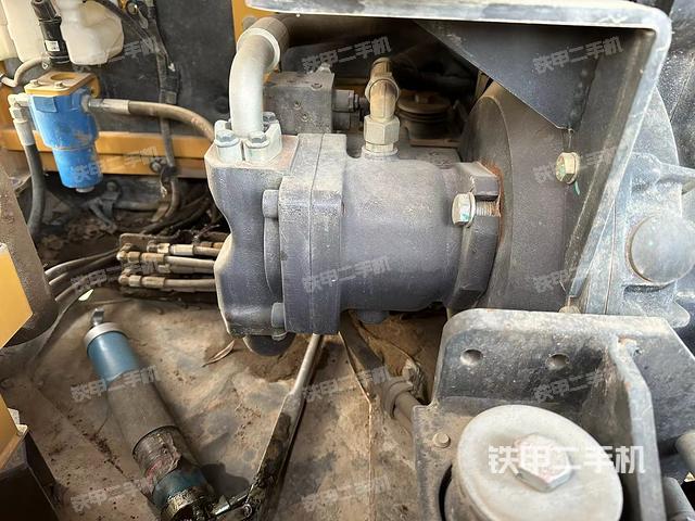 液压泵舱室正面整体（整机外观）