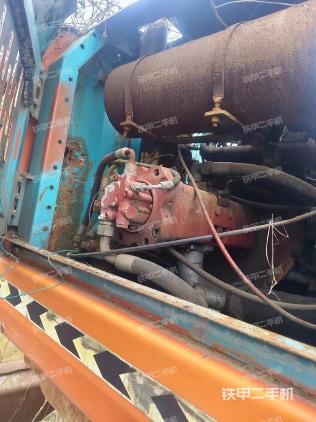 液压泵舱室正面整体（整机外观）