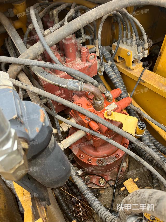 回转马达和主控阀（整机外观）