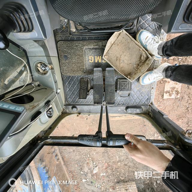 行走控制手柄和踏板?俯拍（駕駛室部分）