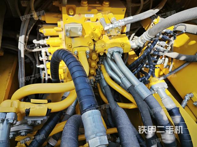 回转马达和主控阀（整机外观）