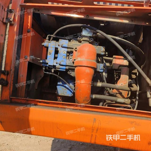 液压泵舱室正面整体（整机外观）