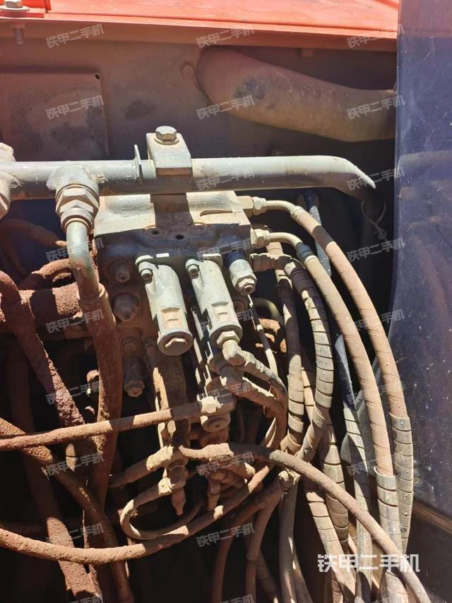 回转马达和主控阀（整机外观）