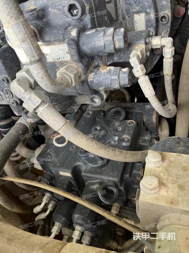 回转马达和主控阀（整机外观）