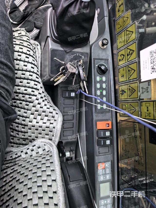 座椅右侧控制台/钥匙门/油门/含右手柄（驾驶室部分）