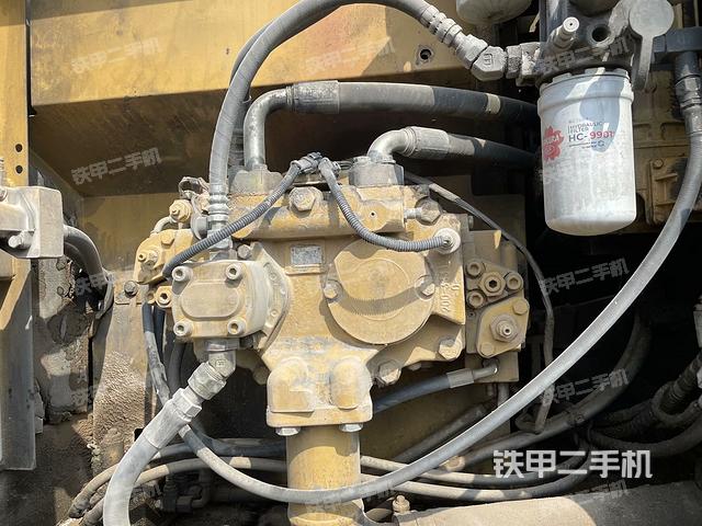 液压泵舱室正面整体（整机外观）