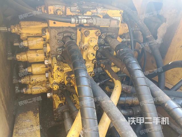 回转马达和主控阀（整机外观）