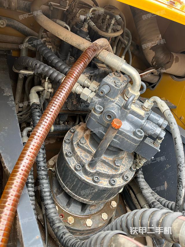 回转马达和主控阀（整机外观）