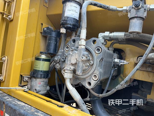 液压泵舱室正面整体（整机外观）