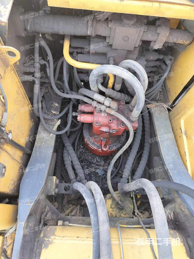 液压泵舱室正面整体（整机外观）