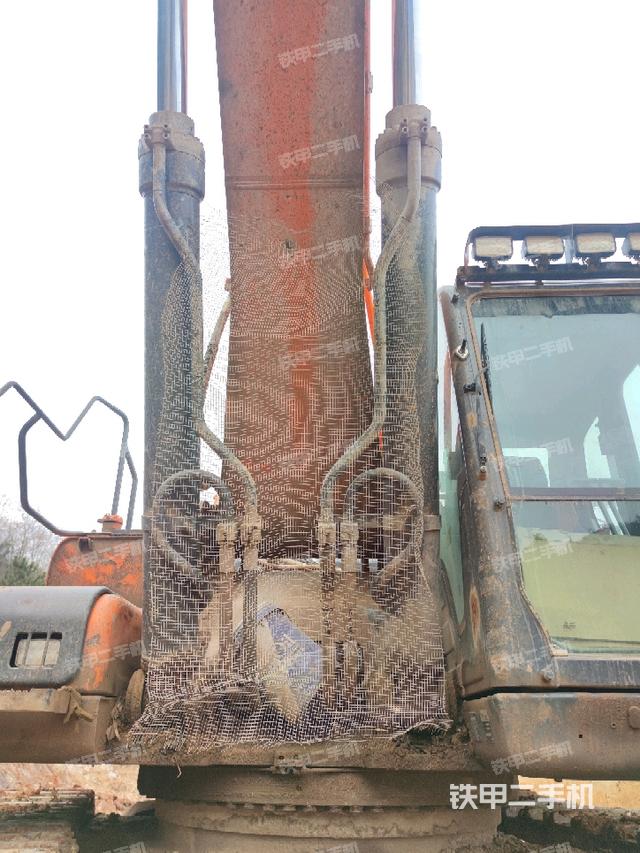 大臂油缸整体 竖拍（工作和回转装置）