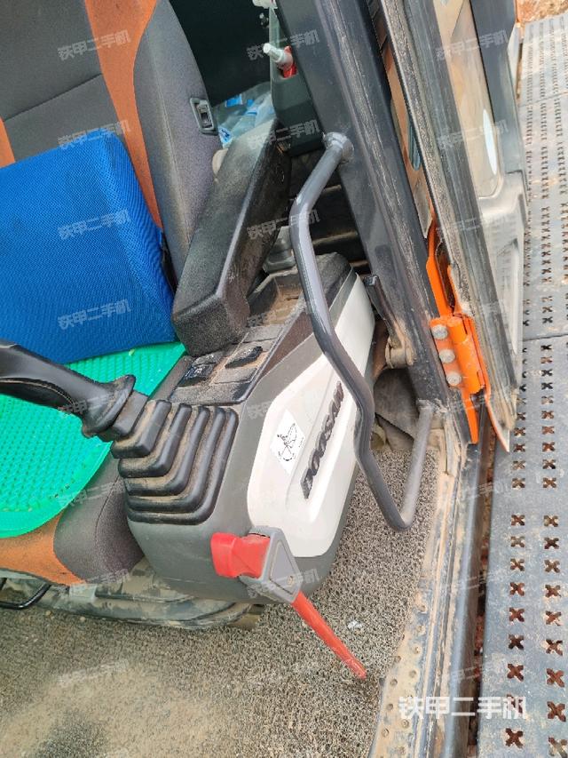 座椅左侧控制台/音响/含左手柄（驾驶室部分）