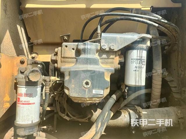 液压泵舱室正面整体（整机外观）