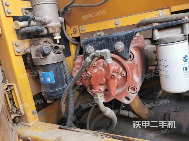 液压泵舱室正面整体（整机外观）