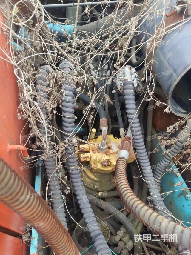 回转马达和主控阀（整机外观）