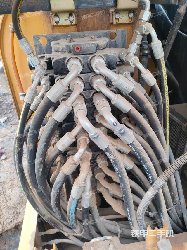 回转马达和主控阀（整机外观）