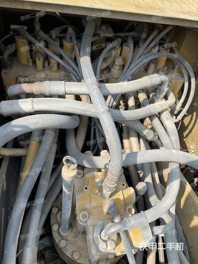 回转马达和主控阀（整机外观）