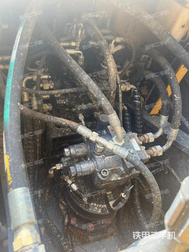 回转马达和主控阀（整机外观）