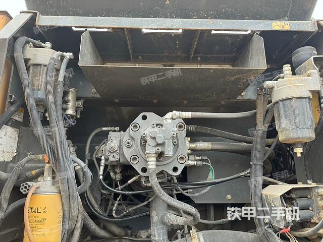 液压泵舱室正面整体（整机外观）