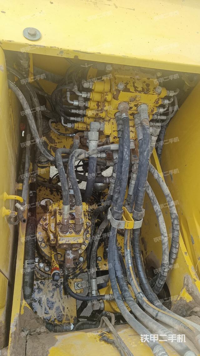 回转马达和主控阀（整机外观）